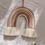 Névre szóló makramé szivárvány falidísz - M méret