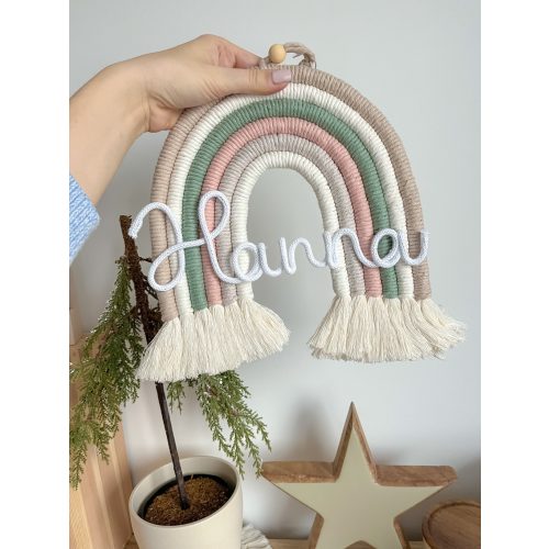 Névre szóló makramé szivárvány falidísz - Hanna - M méret